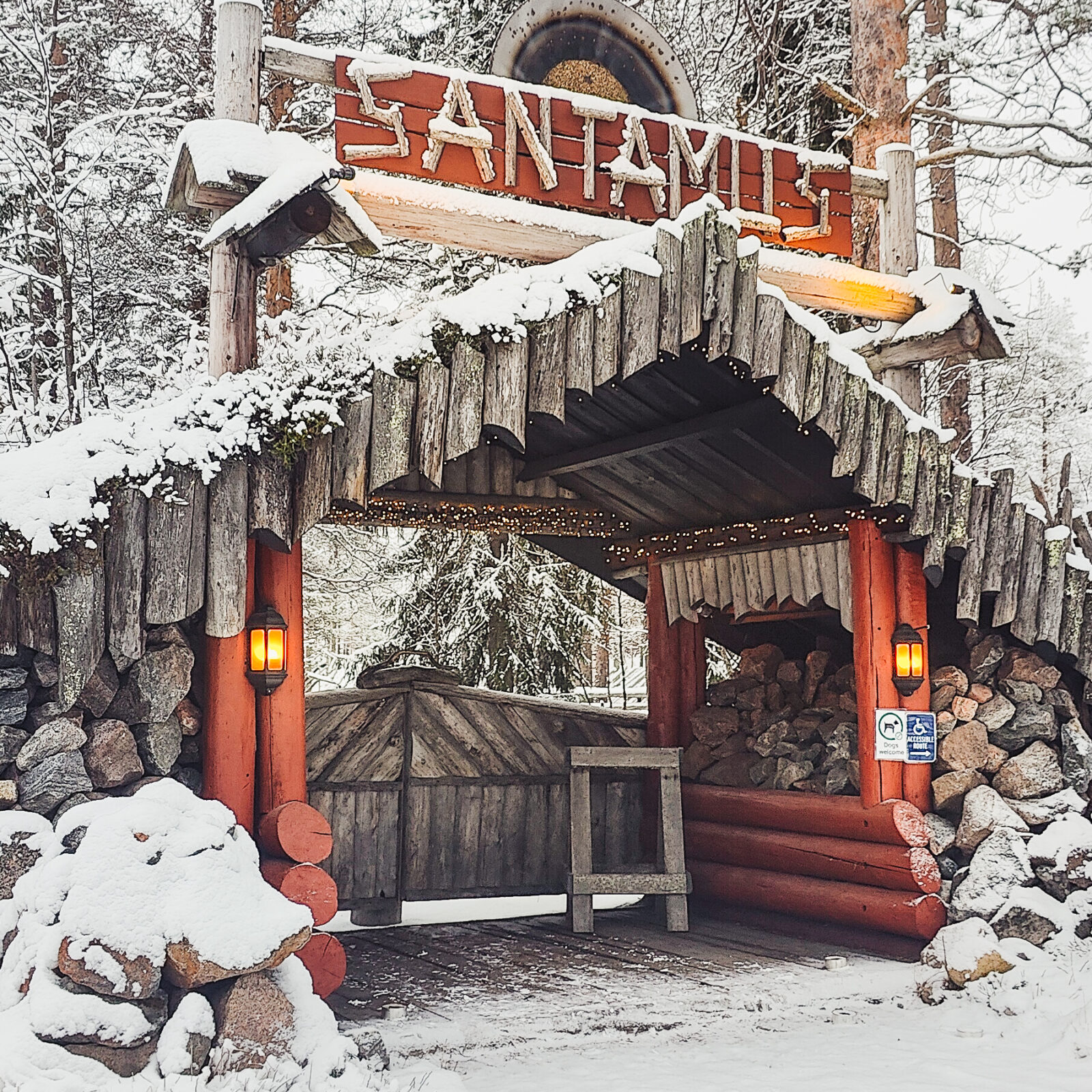 santamus-lunch-on-the-arctic-circle-santa-claus-village-rovaniemi-lapland-